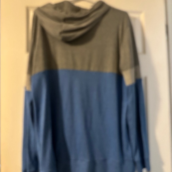 Grey with white stripe and other half blue - Picture 2 of 3